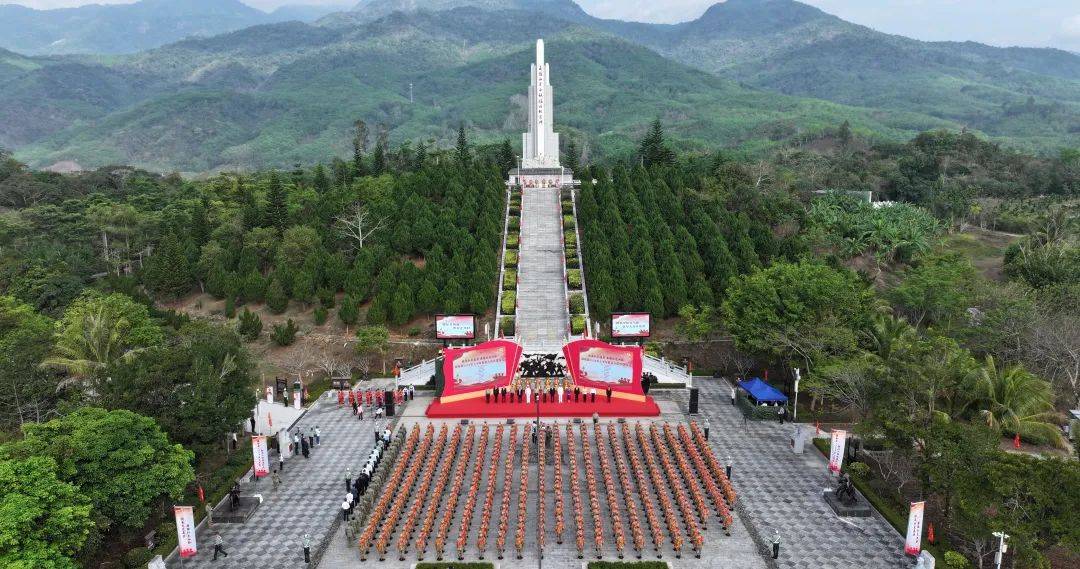 发放红色书籍,新兵代表表壮志,新兵家长代表寄嘱托,琼崖纵队老