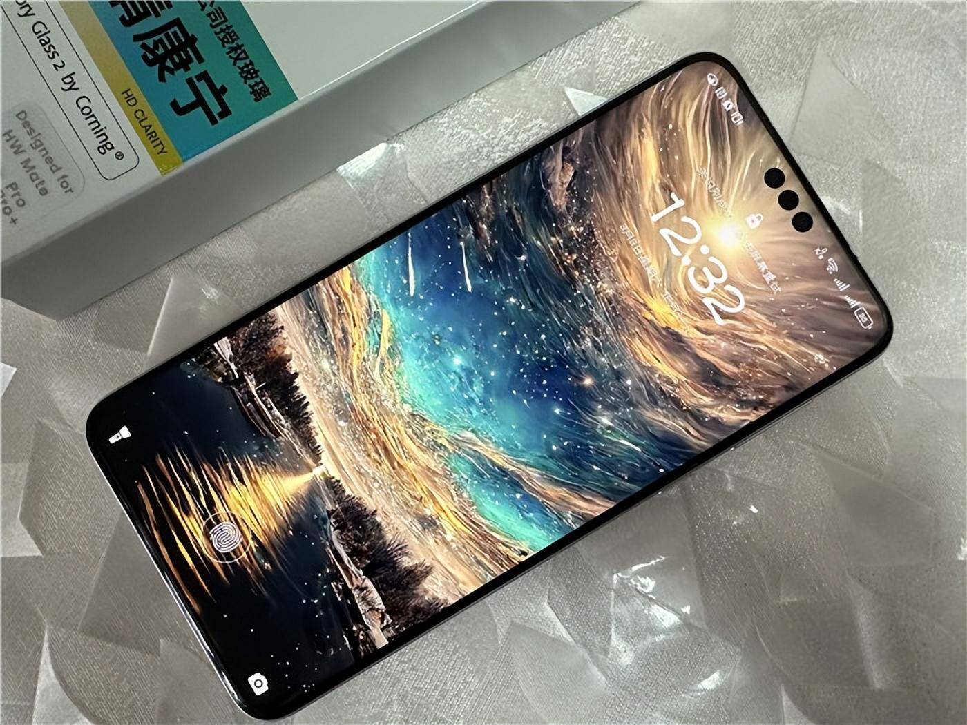 如果你也入手了华为mate60pro手机,正在纠结该选择哪种保护套和钢化膜