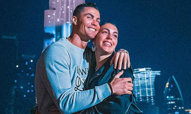 39岁c罗度假晒大腿脚趾肿胀变形太不容易了乔治娜心疼