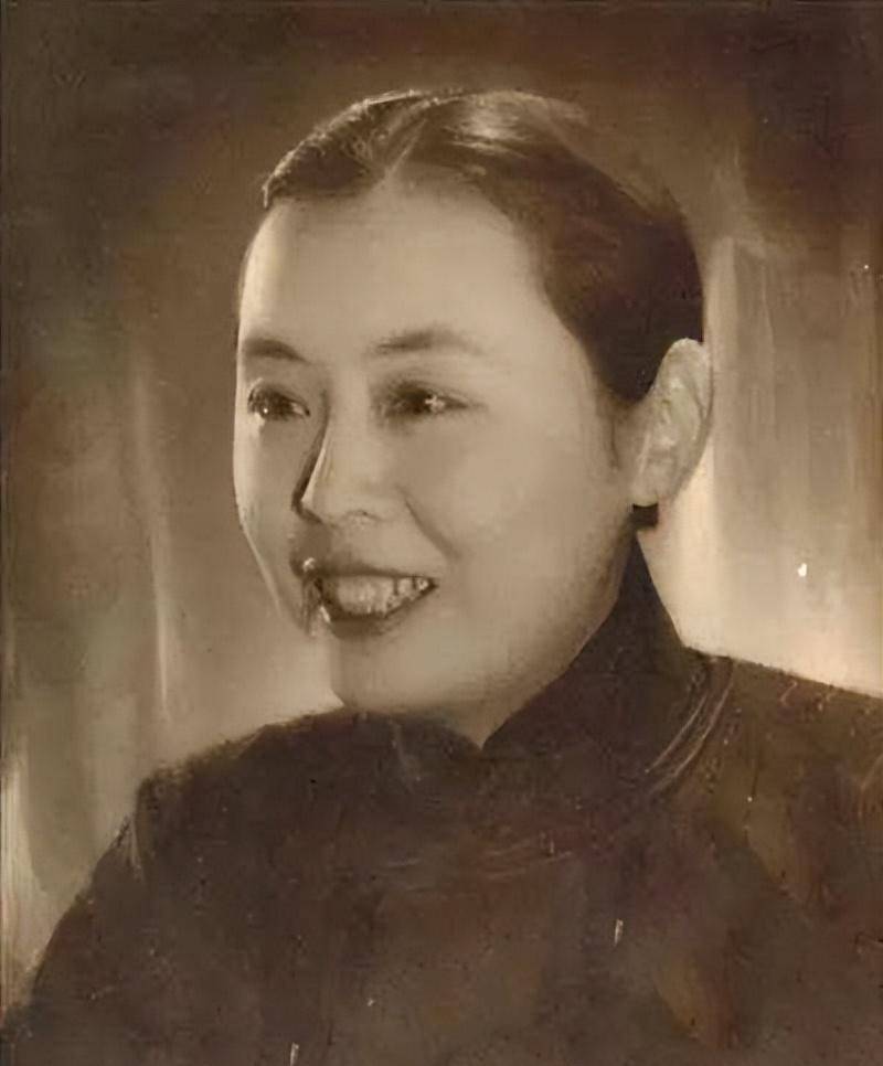 自从拒绝徐志摩"将孩子打掉"的提议,她便如一只瘦弱的猫,被抛弃在陌生