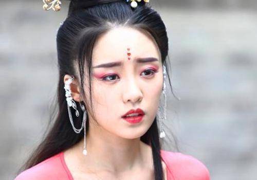 1995年的马蜀君已经25岁了,是时候考虑放弃女团这条路,该专心去拍戏了