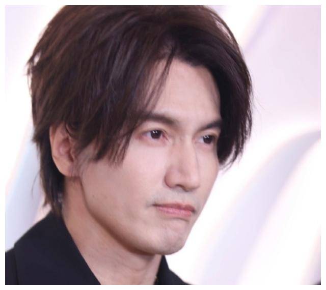 和年轻小花谈恋爱依然不输少年感;41岁的高伟光,熟男气息愈发浓厚