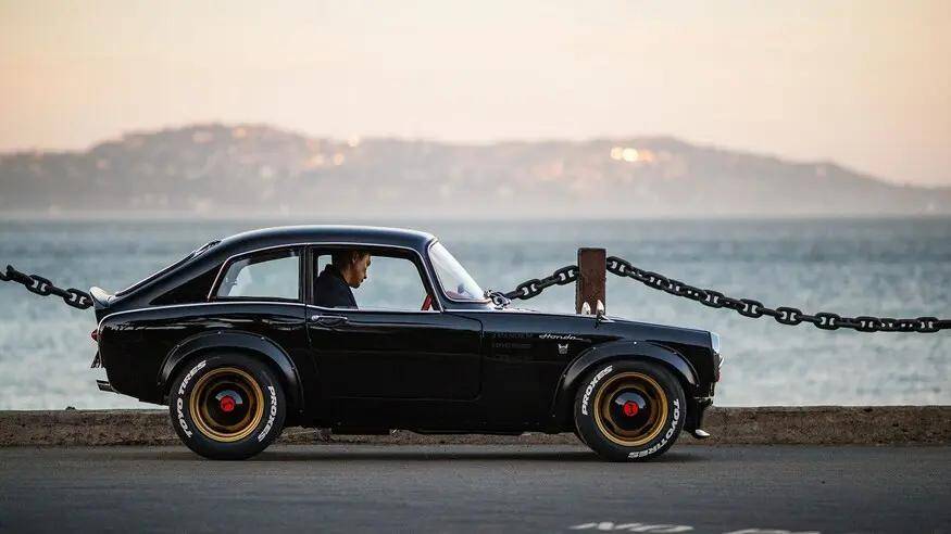 吴彦祖是怎样玩车的,看他改造的1968年本田s800 coupe,爱不爱?