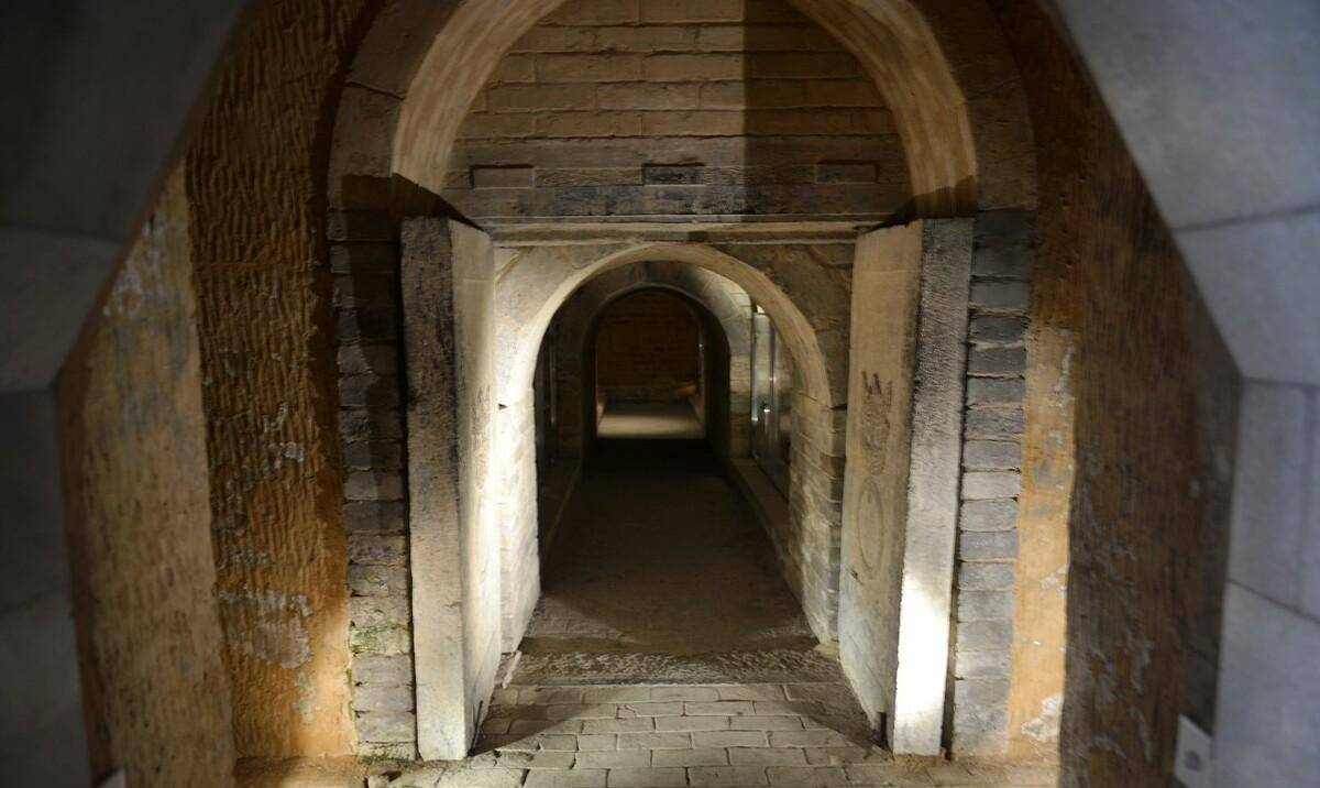 在曹操之前偷坟掘墓的有的是,只是在曹操执政的曹魏,政府专门有这么一