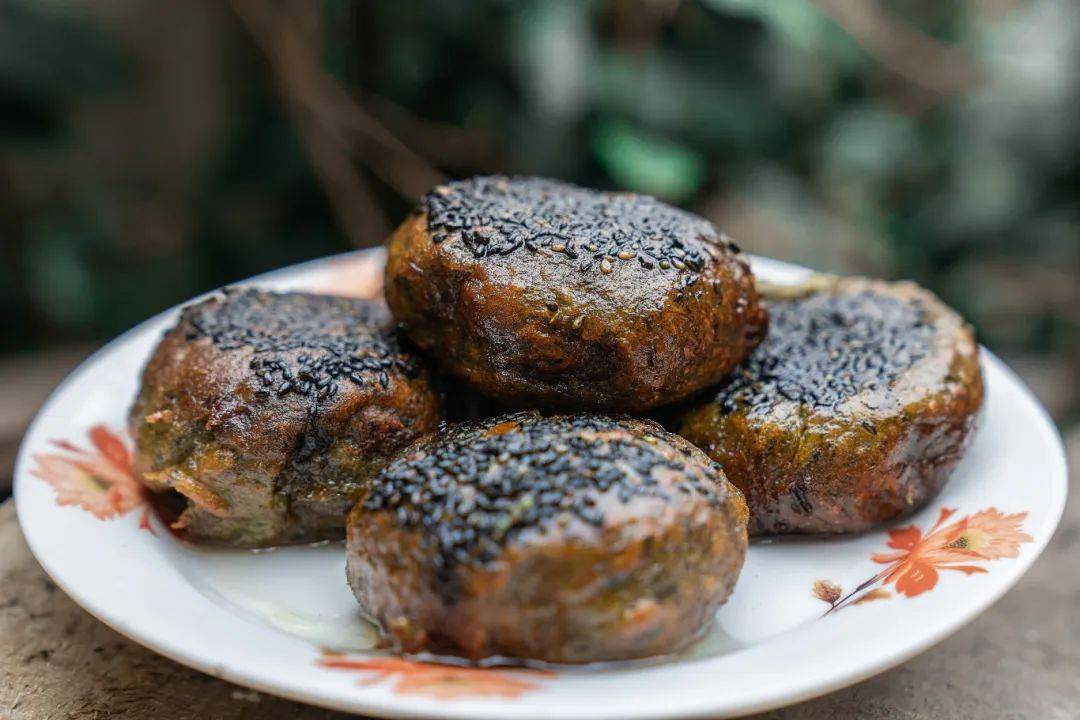 春光烂漫的季节里,苏州吴江人就开始惦记地道时令美食麦芽塌饼