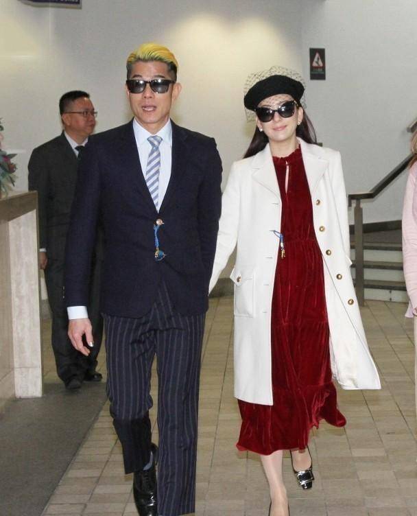 毕竟方媛的真实身高并不高,所以钟爱厚底鞋也是能够理解的,只不过一味