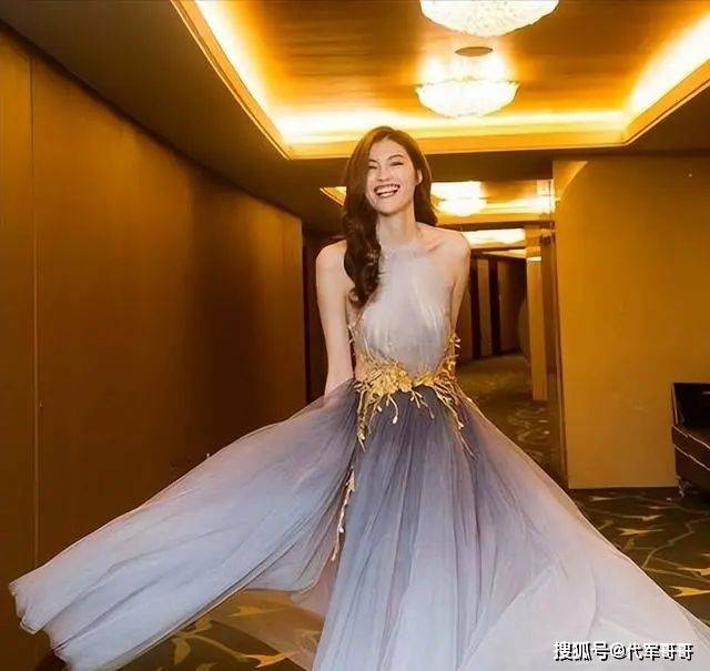 18年前,她靠着给李咏砸金蛋为生,如今摇身一变成了国际超模_节目_何穗