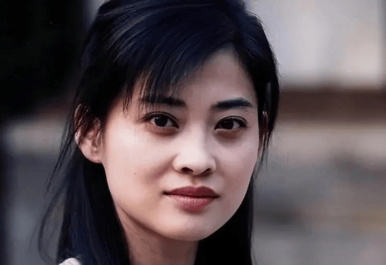她曾掏空350万家底给前夫拍电影,他却跟女星传绯闻,还被打断腿_梅婷