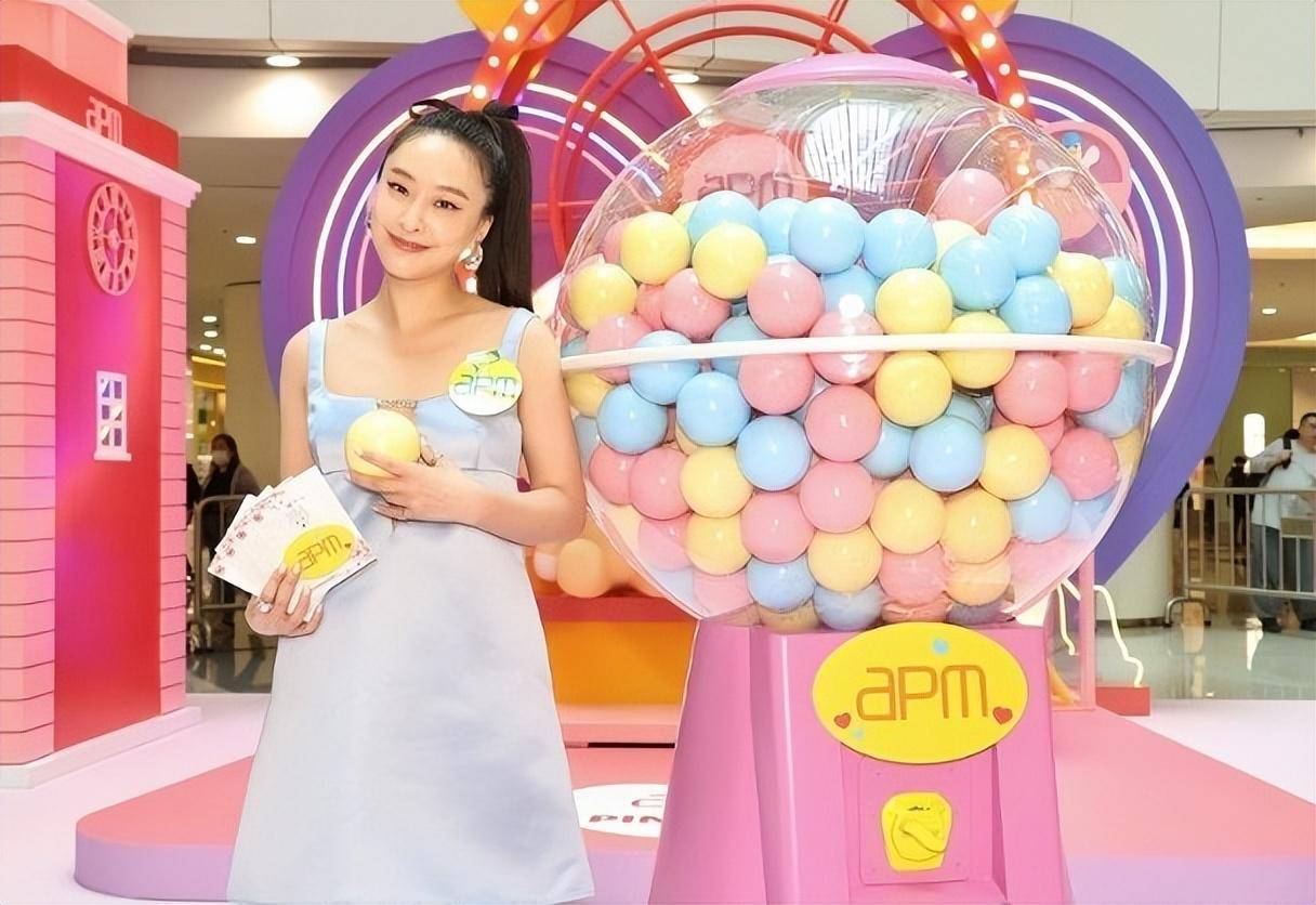 tvb女星陈滢开胸吊带裙配搭黑丝袜出席活动性感迷人有青春气息