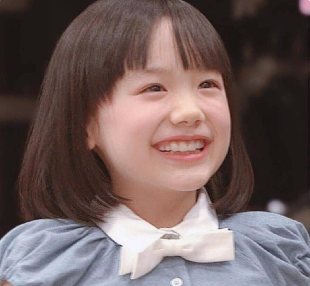 小姑娘凭借超高的颜值吸引了无数粉丝,演技也精湛老练,唯一的缺憾就是