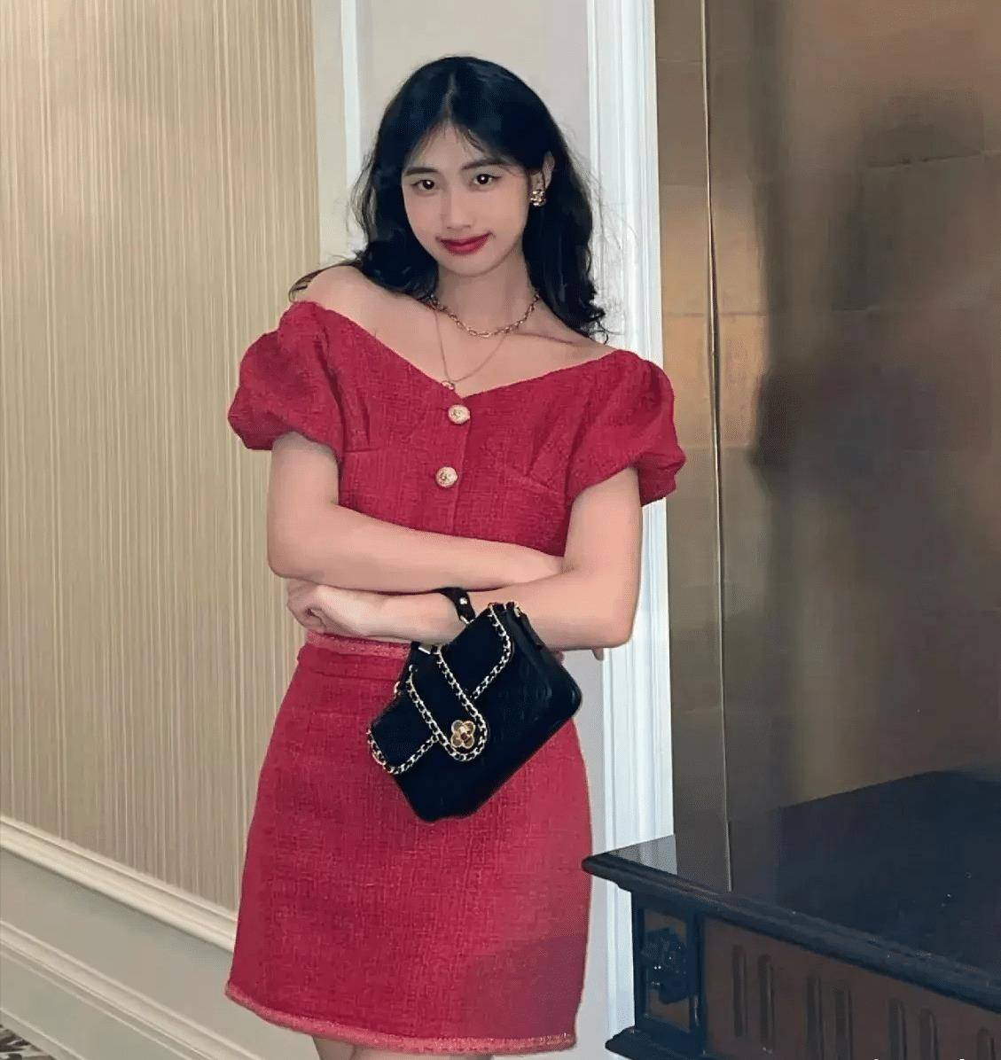 冯小刚徐帆豪宅内为女儿举办成人礼,18岁徐朵手拿奢侈包显贵气!_夫妇_