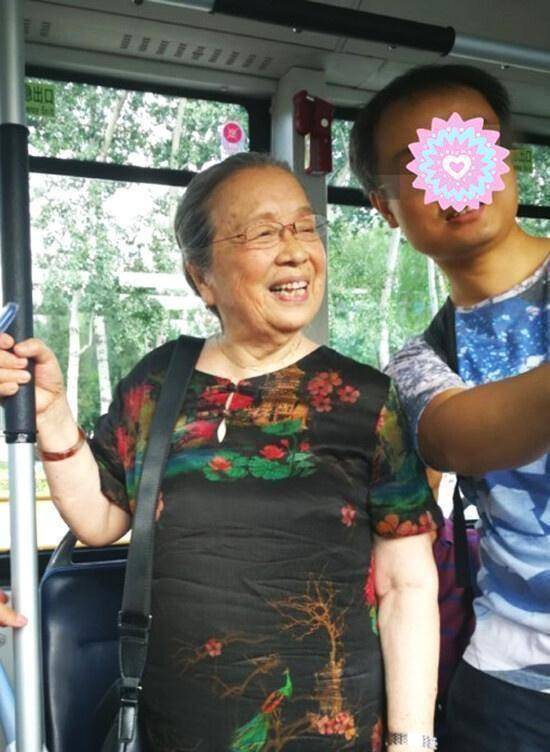 原创原创容嬷嬷李明启现状如何耐心与粉丝拍照84岁身体仍康健