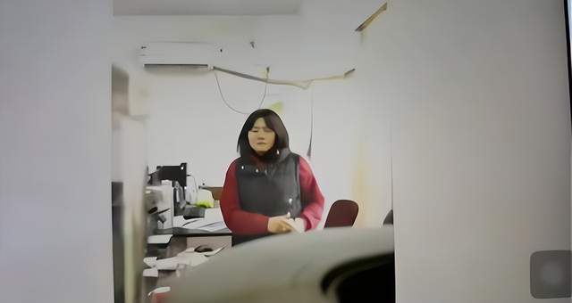 女子向他人水杯投不明物质被拍,现场画面曝光,以往更多细节流出_行为