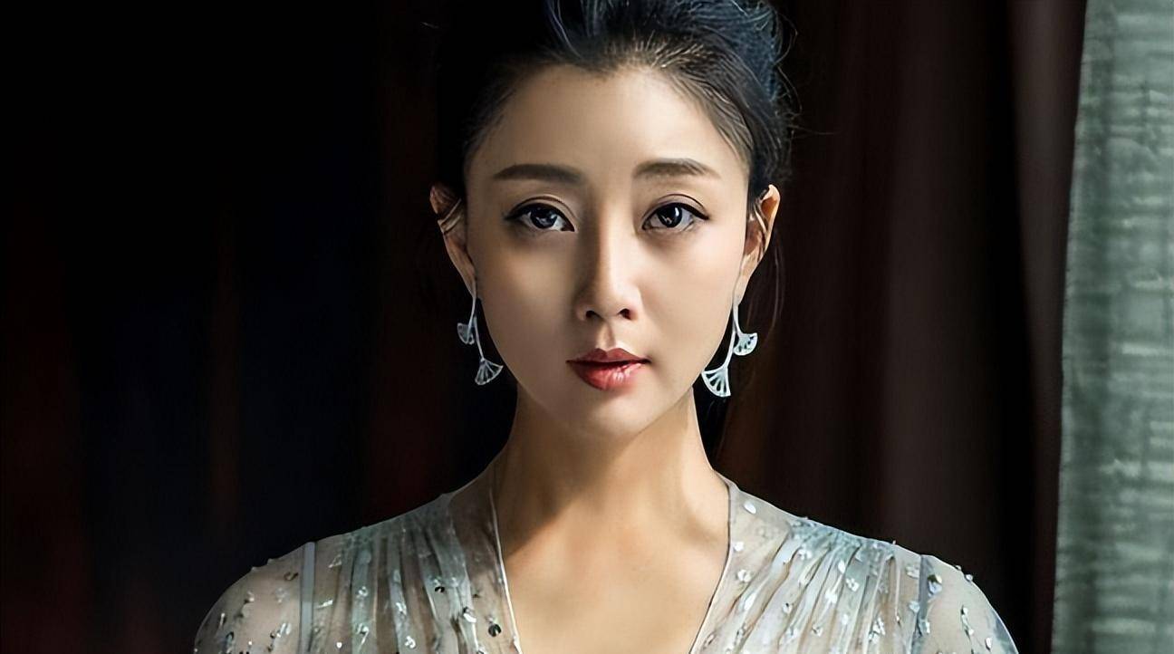 事实证明44岁无人敢娶的殷桃早已经走上了另一条路