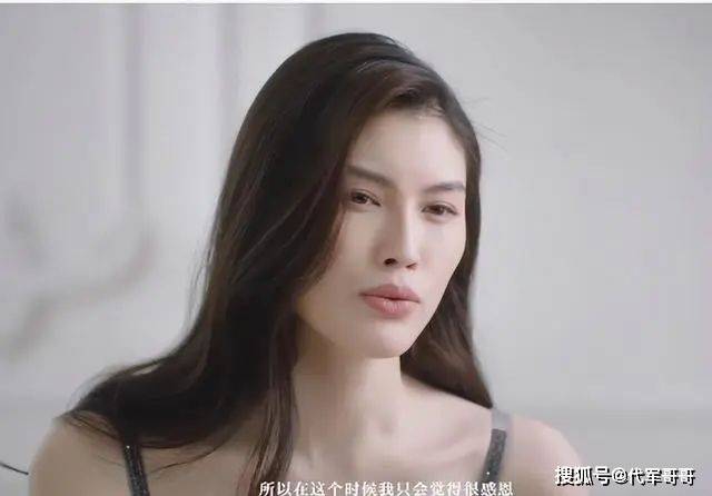 她靠着给李咏砸金蛋为生,如今摇身一变成了国际超模_节目_何穗_身高