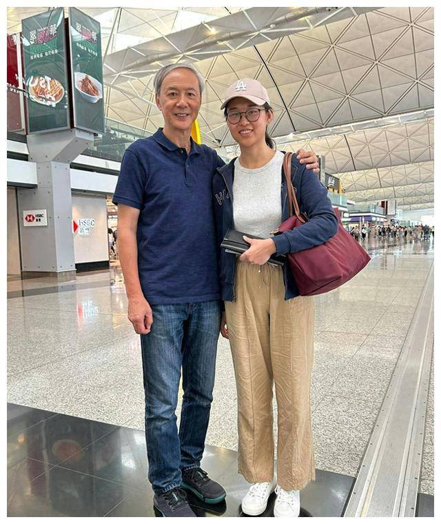 陈荣峻吴香伦飞赴外国参加女儿婚礼开心穿正装携女儿入场