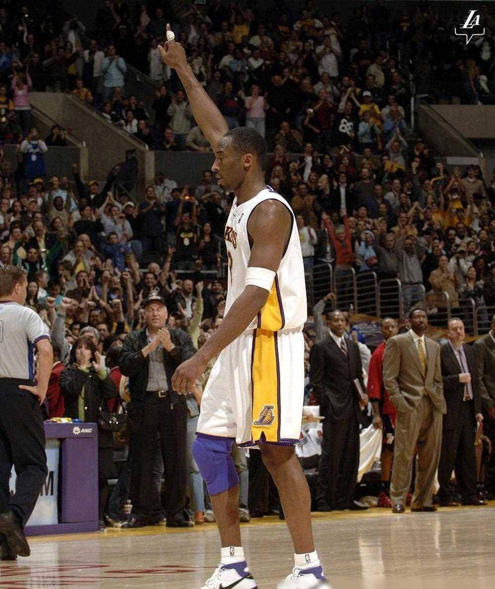 热闻,揭幕才一个月,科比81分雕像被指四处拼写错误,湖人回应_传奇