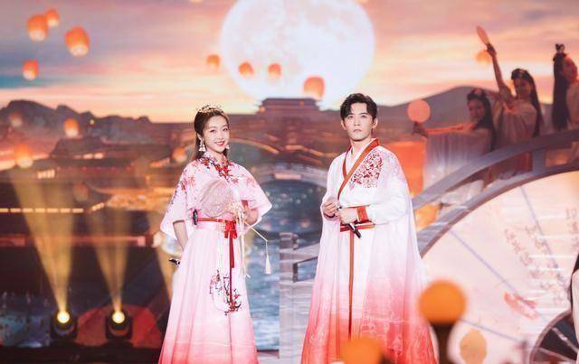 原创"师姐"宣璐和国风是真爱,穿刺绣披肩裙现身,陈情令女孩不简单