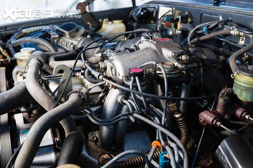 lc 80先后搭载了多款动力总成,首批车型使用了老旧的丰田3f发动机,而