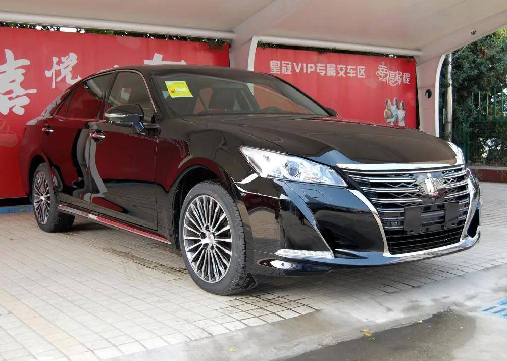 皇冠变迁史:从12代到15代,车宽依旧1米8,动力3.0l变2.