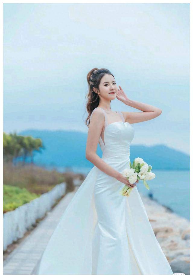 邓凯文展示最新婚纱照,独特气质引围观,散发魅力万千.