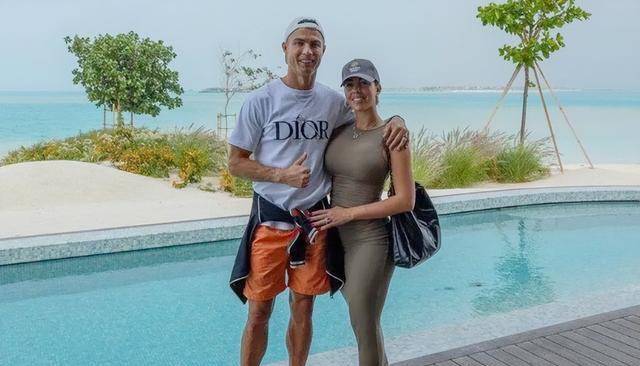 39岁c罗度假晒大腿脚趾肿胀变形太不容易了乔治娜心疼