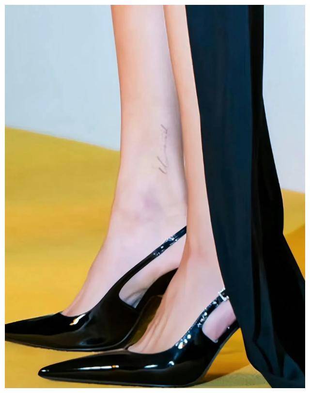 莉莎大秀狂野纹身,魅力十足!欧美圈风头浪尖,事业蒸蒸日上.