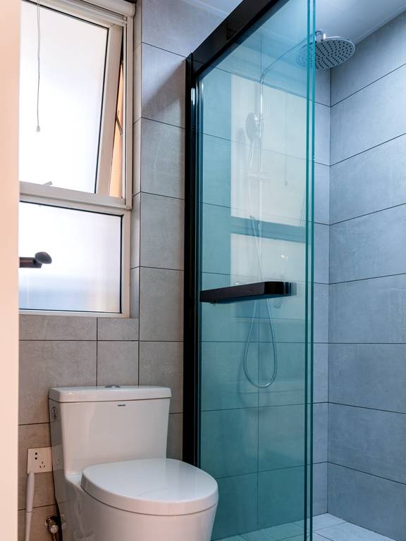 卫生间很有特点将洗手台独立出来,会比较方便,也避免了使用过程的碰撞