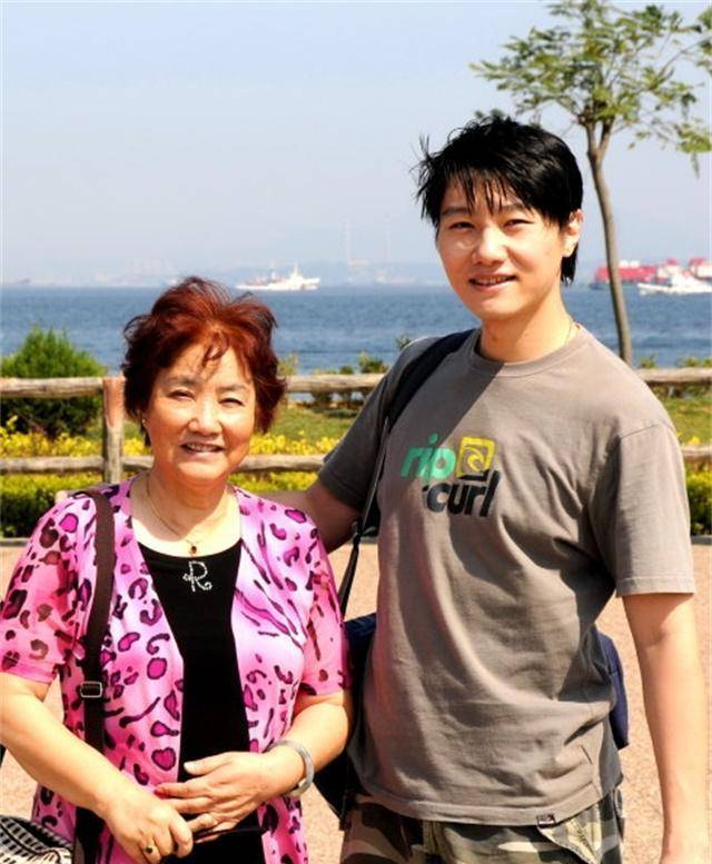 祝希娟诠释出了角色的鲜明个性,非常符合那个时代的主旋律,她当年凭借