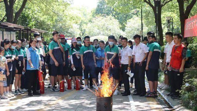 富春中学8(14)班的同学和家长来到金色家园小区开展消防安全演练.