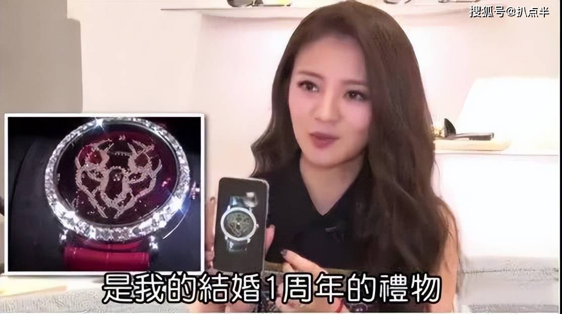 因此,安以轩似乎也憋着一口气,直至几年后嫁给了身价几十亿的二婚男