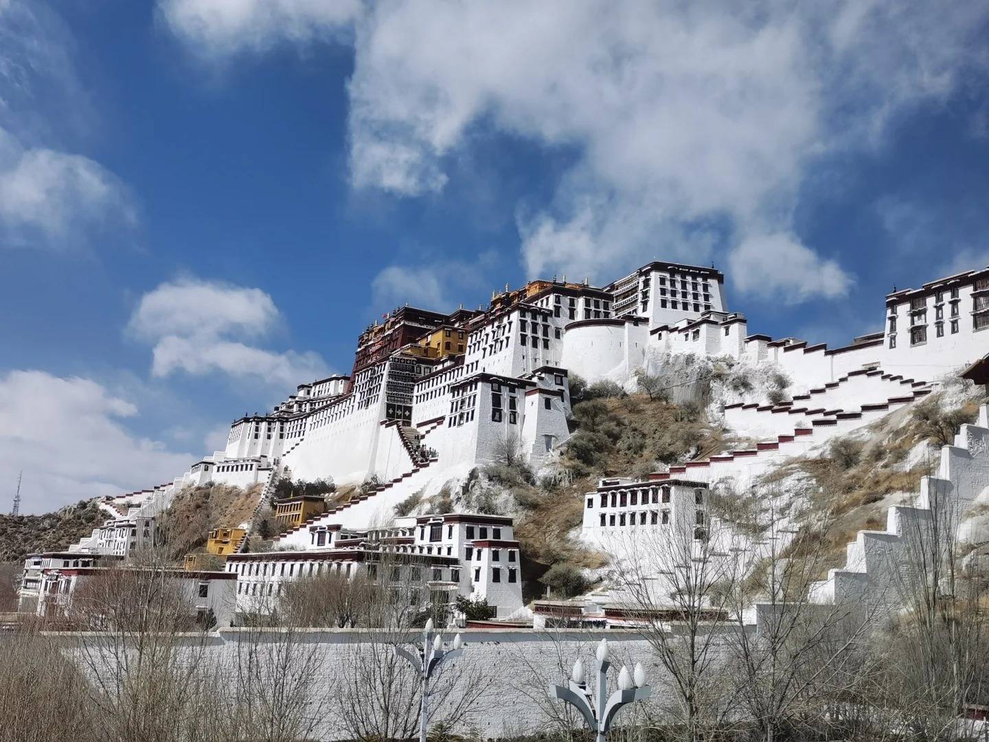 西藏打卡地1. 拉萨:布达拉宫,大昭寺和小昭寺等是必游景点.2.