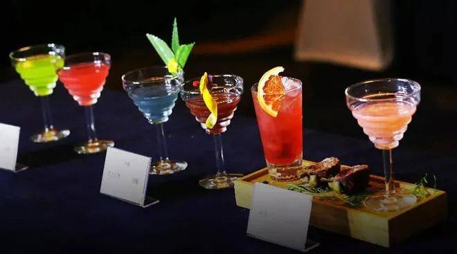 一个符号首届茅台mbd设计大赛入围作品茅台常玉联名款蓝菊风味酒