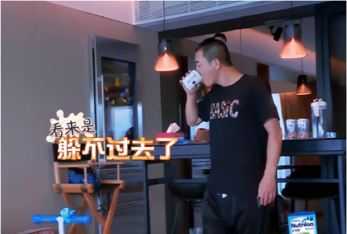 山鸡哥陈小春晒香港豪宅房子面积非常大装修至少几百万