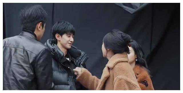 李菲儿怒批锦超引热议锦超承认哭了网友争论背后真相