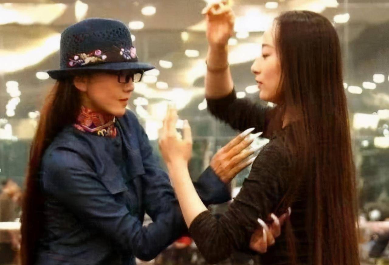 小彩旗生活堕落后被放弃新接班人貌似天仙下凡杨丽萍欣慰了