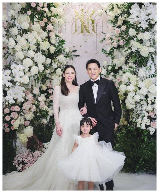 就在今天,泰星natalie和富商老公hisofluke终于举办了备受期待的婚礼.