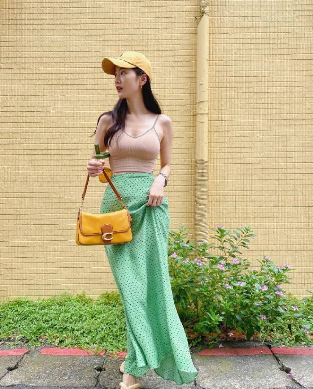 原创曾之乔罕见营业穿棋格纹套装酷帅有型纤细小腰曲线迷人