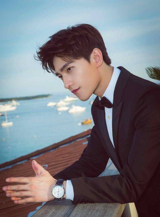 原创"男友"的手:躲过了李现,躲过了杨洋,却被他的"投降手"圈粉_邓伦