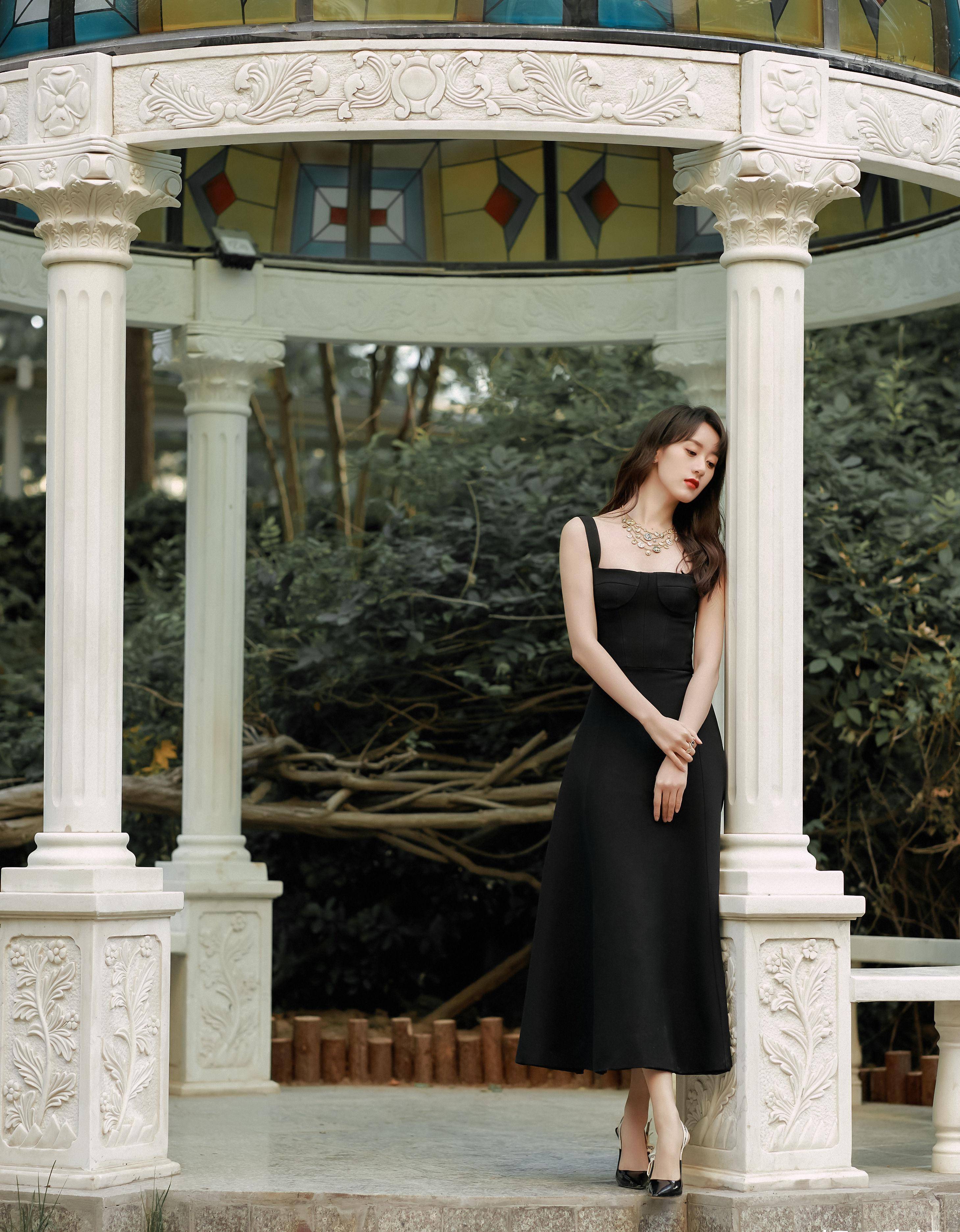 袁冰妍流金港风造型好惊艳!烈焰红唇搭配小黑裙,身材凹凸有致