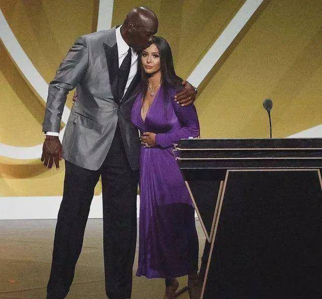 另有报道称瓦妮莎与年轻男子亲近,甚至给予其家门钥匙,实际上这年轻人