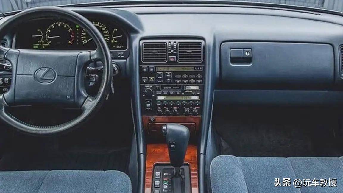 第二代雷克萨斯ls(ls400)的周期是1994年-2000年,其外观经历了小幅度