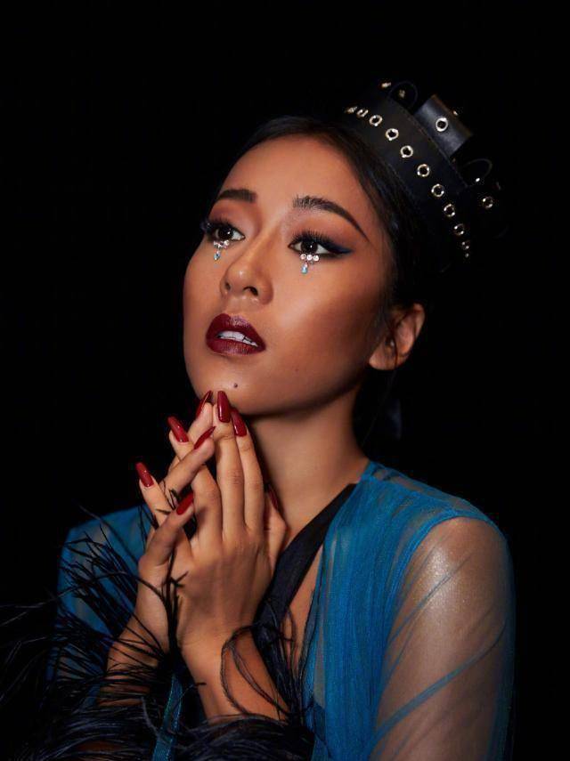 原创原创巧克力美人吉克隽逸吊带新潮泪眼蓝钻审美独特有些顶不住