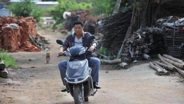 原创"三德子"当红时回乡养鸡,51岁成亿万富翁,座驾相当低调_赵亮_赵良