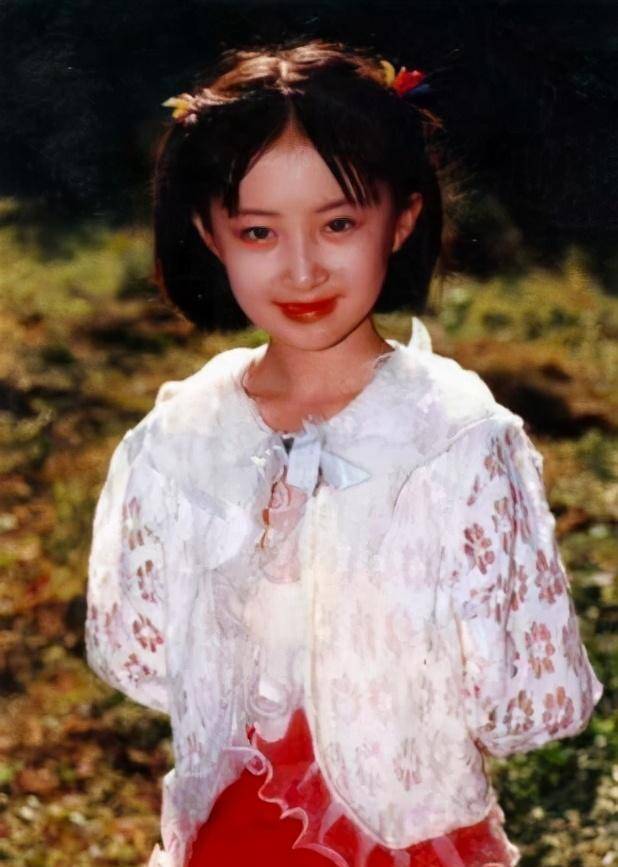 不仅会演戏,歌唱得也好,10岁那年还发表了第一张专辑《少了妈妈只有半