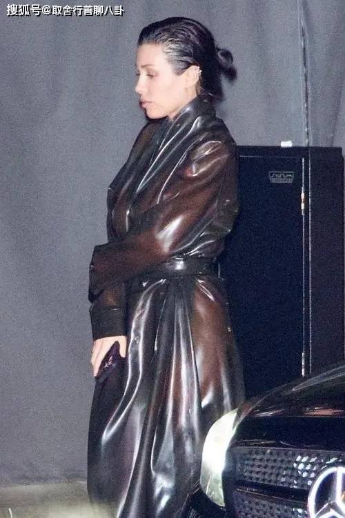 侃爷妻子比安卡现身街头,穿粉红色挂脖露背短裙,身材窈窕好丰满