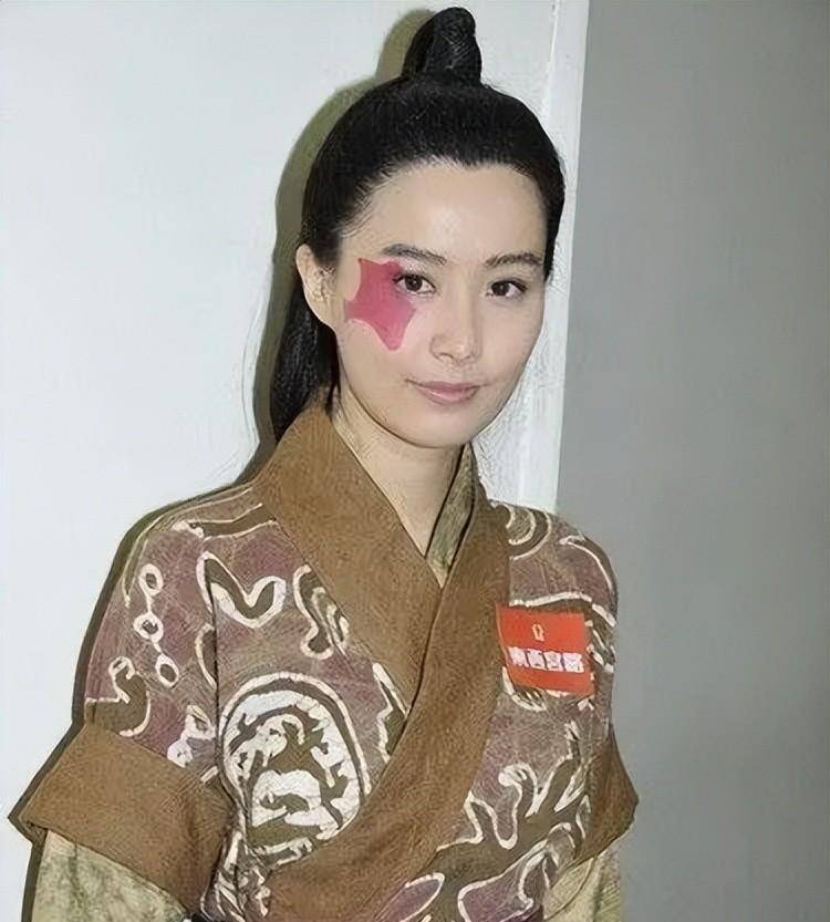 2014年,她首次在内地出演电视剧风中奇缘》,她还出演过舞台剧,甚至还