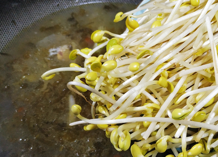 3斤草鱼,肉嫩汤香,咸鲜酸辣,上桌10分钟被抢光!_酸菜鱼_鱼骨_黄豆芽