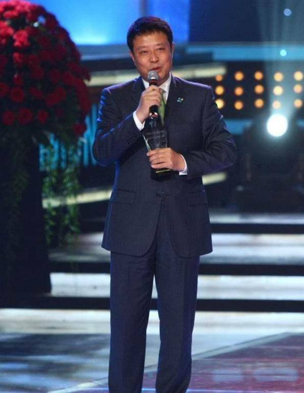 原创原创气象先生宋英杰娶小12岁学妹49岁当父亲今一家四口其乐融融