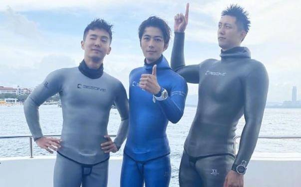陈学冬教黄景瑜盛一伦潜水,晒合照被批:照片不雅观,少儿不宜!